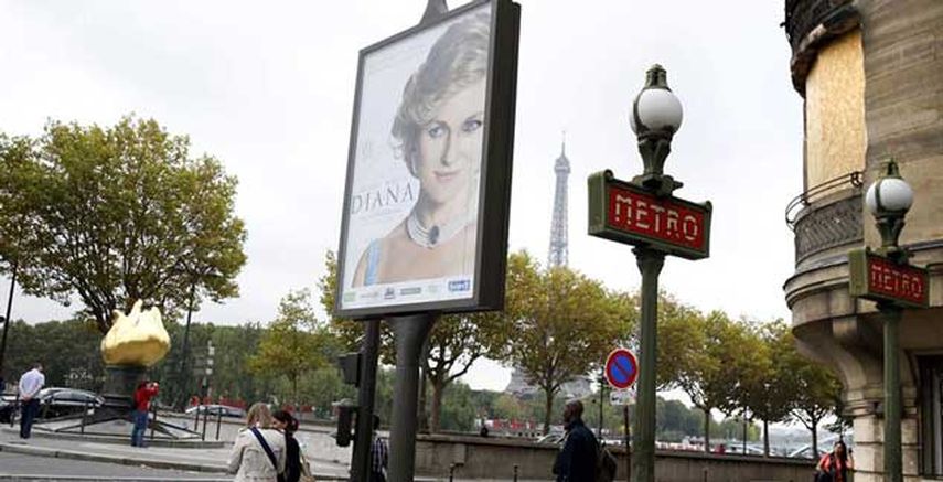 Un cartel que anunciaba el estreno de la cinta Diana, que se estrena hoy en París, fue retirado de las proximidades del puente de lAlma de la capital francesa, donde hace 16 años falleció la exesposa del príncipe Carlos de Inglaterra. (EFE)