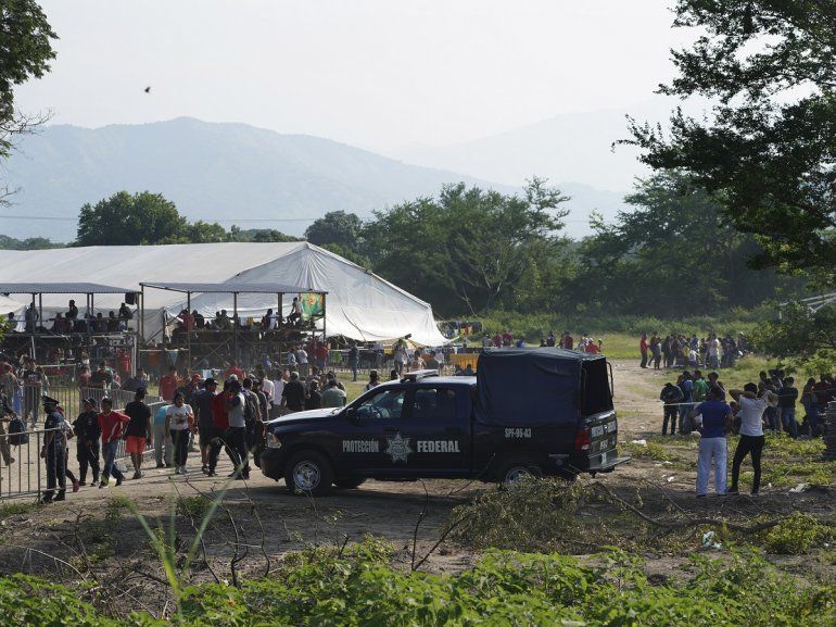 Migrantes, en su mayoría de Venezuela, llegan a un campamento donde las autoridades mexicanas emitirán permisos para que puedan continuar su camino hacia el norte, en San Pedro Tapanatepec, Oaxaca, México, el 5 de octubre de 2022. 
