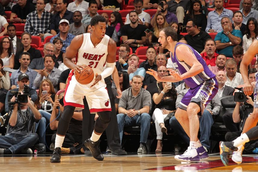 Hassan Whiteside (izquierda) volvió conseguir doble-doble (14 puntos - 11 rebotes)&nbsp;