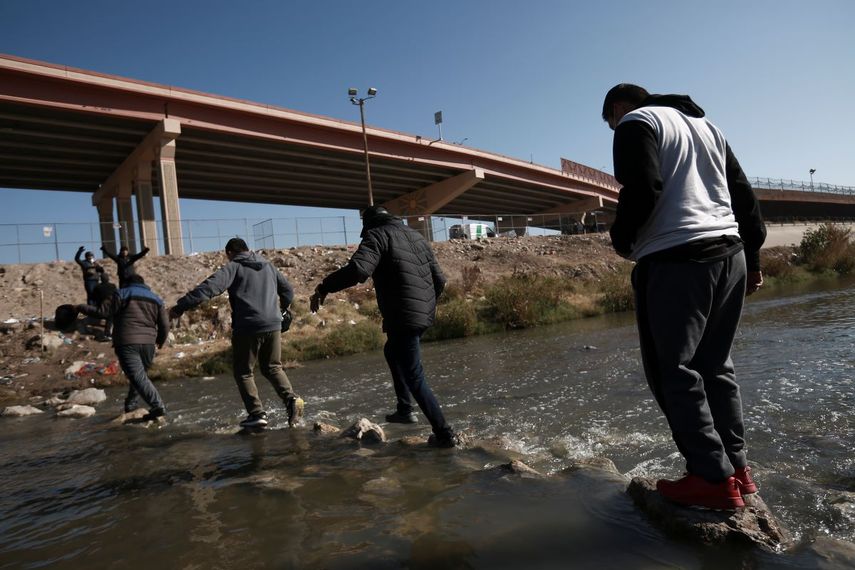 Migrantes cruzan el río Bravo (Grande) hacia la frontera entre México y Estados Unidos, el lunes 19 de diciembre de 2022, en Ciudad Juárez, México.