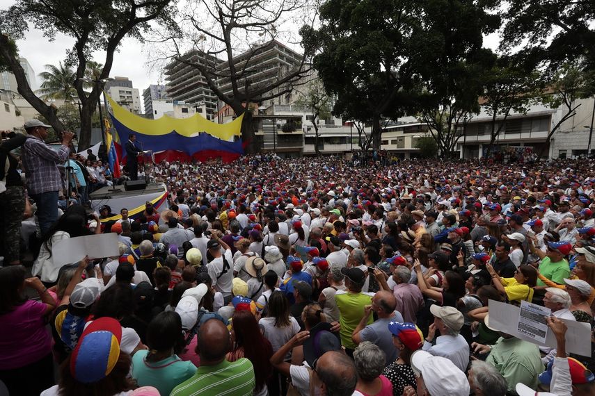 Una multitud de simpatizantes escucha al presidente encargado de Venezuela, Juan Guaidó, durante un cabildo abierto en el municipio de Chacao, en Caracas, el 19 de abril de 2019.