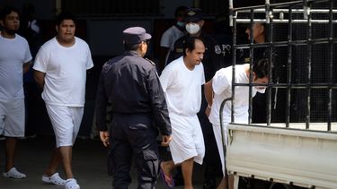 Una redada sin precedentes de presuntos pandilleros en El Salvador ha arrojado miles de sospechosos y trajo alivio a los ciudadanos sometidos a una ola de crímenes violentos.