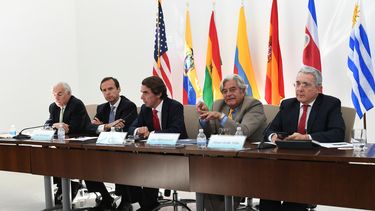 Expresidentes durante el segundo conversatorio. A la izq, Andres Pastrana; a la derecha, Alvaro Uribe