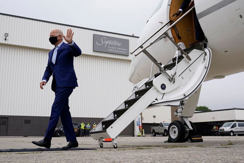 El candidato presidencial dem&oacute;crata Joe Biden saluda a descender de un avi&oacute;n en el aeropuerto metropolitano de Detroit el mi&eacute;rcoles, 9 de septiembre del 2020.