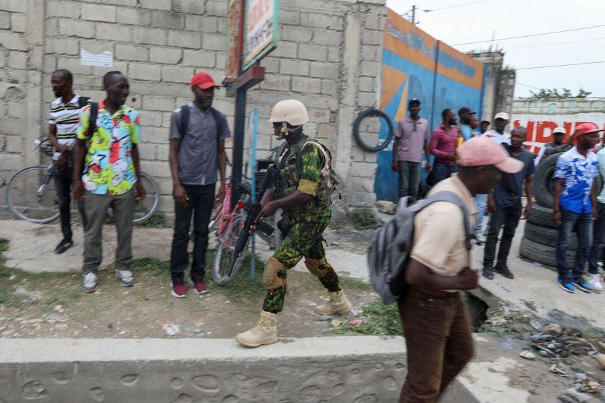 Un policía de Kenia patrulla una zona cerca del aeropuerto internacional de Puerto Príncipe, Haití, el miércoles 3 de julio de 2024.