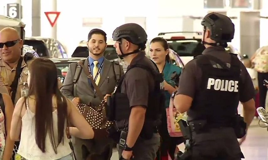 El aeropuerto internacional de Miami aumentó la presencia policial dentro de las terminales y aseguró en un comunicado que estarán atentos a vehículos sospechosos. (CAPTURA DE VIDEO)