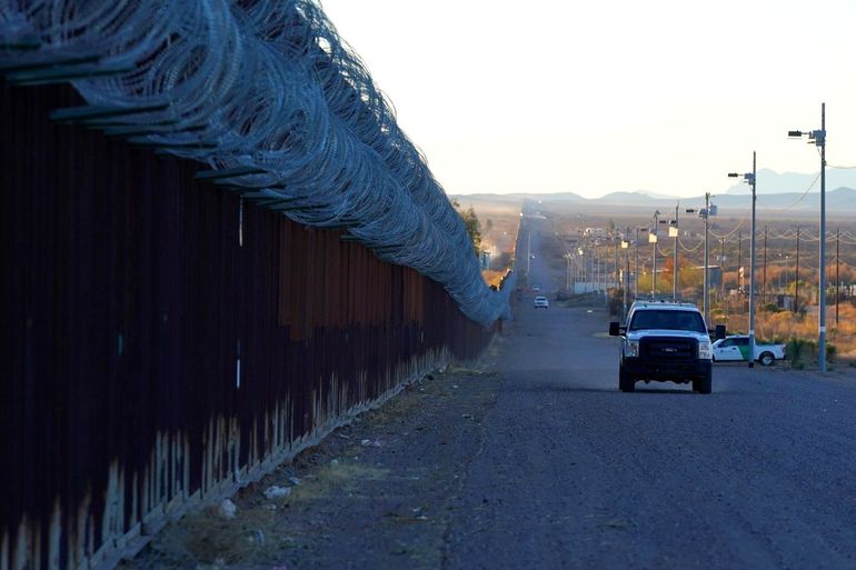Un vehículo de la Patrulla Fronteriza de EEUU conduce a lo largo del muro fronterizo con México, en Arizona. 