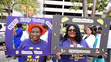 Votantes durante el evento organizado por varios sindicatos de la salud y activistas pro inmigrante en las inmediaciones del Jackson Memorial Hospital