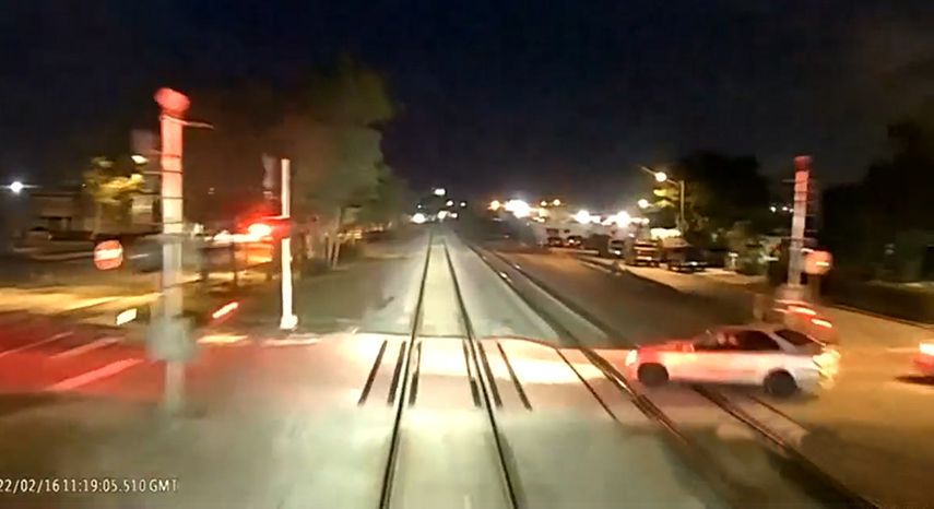 Esta imagen recoge el momento que el conductor se acercaba a la línea ferroviaria del tren rápido Brightline.