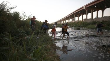 Migrantes venezolanos cruzan a pie el Río Grande en su camino hacia la frontera de Estados Unidos para entregarse a la patrulla fronteriza, desde Ciudad Juárez, México