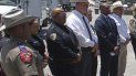 El jefe de la policía escolar de Uvalde, Texas, Pete Arredondo (tercero desde la izquierda), durante una conferencia de prensa afuera de la escuela primaria Robb en Uvalde, el 26 de mayo de 2022. El jefe de la policía escolar de Uvalde, Texas, Pete Arredondo (tercero desde la izquierda), durante una conferencia de prensa afuera de la escuela primaria Robb en Uvalde, el 26 de mayo de 2022.