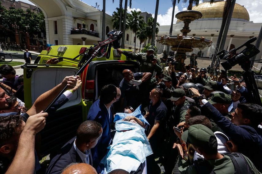 Simpatizantes del chavismo irrumpieron por la fuerza en el Parlamento y causaron heridas a algunos diputados.