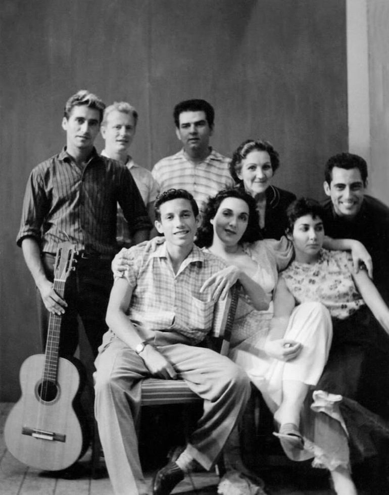 Manuel Reguera Saumell con el elenco de “Las Máscaras” compuesto por Antonia Rey y Miriam Gómez. En segundo plano, Silvio Falcón, Andrés Castro y Silvia Planas, ICAIC, 1967.