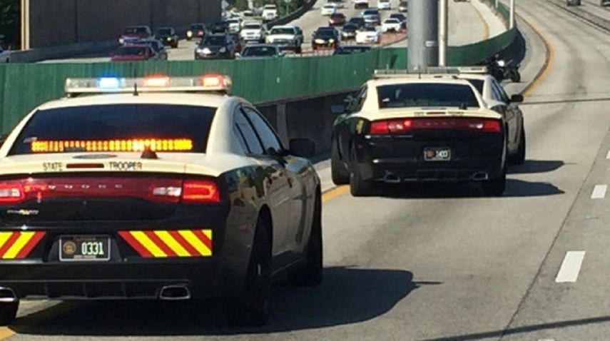 El choque cerró varios carriles de la carretera causando retrasos en el tráfico.