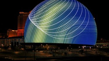 Las Vegas Sphere, el recinto de música y entretenimiento, con capacidad para 17,600 personas, 111 metros de altura y 157 metros de ancho, es la estructura esférica más grande del planeta y cuenta con una exosfera con una pantalla de 54,500 metros cuadrados, la pantalla LED más grande del mundo.