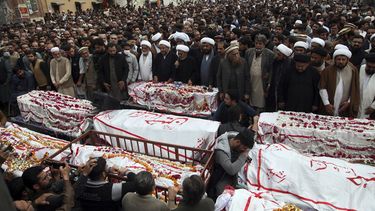 Una multitud acude a los funerales por las víctimas de un atentado suicida en una mezquita de Peshawar, Pakistán, el 5 de marzo de 2022.&nbsp;