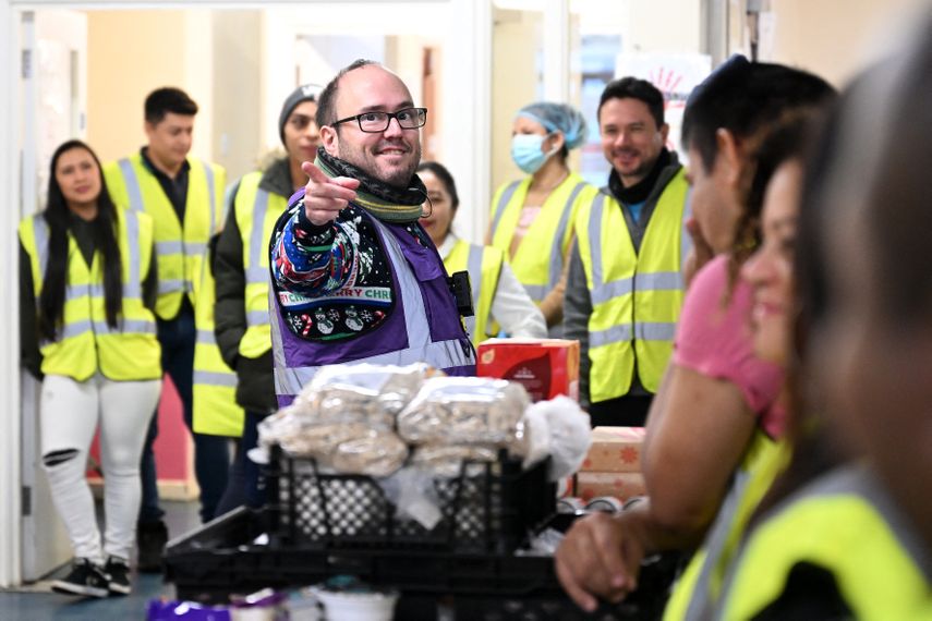 José Luis García Basabe, cocinero del Palacio de Buckingham, da instrucciones a los voluntarios antes de abrir a los clientes de su organización sin fines de lucro OCA Community Kitchen, en el sur de Londres, el 16 de diciembre de 2023. &nbsp;