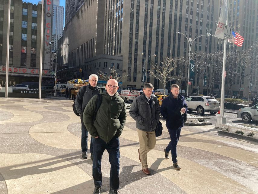 Bruce Meyer, jefe negociador, lidera al equipo de jugadores que está negociando con los dueños de la MLB junto al consejero general Ian Penny is at rear left, el subjefe negociador, Matt Nussbaum y el asistente Jeff Perconte el martes 1 de febrero del 2022.