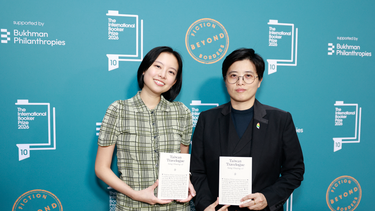 La escritora taiwanesa Yang Shuang-zi, autora de Taiwan Travelogue, posa con su traductora Lin King (izquierda) en la alfombra roja a su llegada a la ceremonia de entrega del Premio Internacional Booker 2026, celebrada en la Tate Modern, en el centro de Londres, el 19 de mayo de 2026.