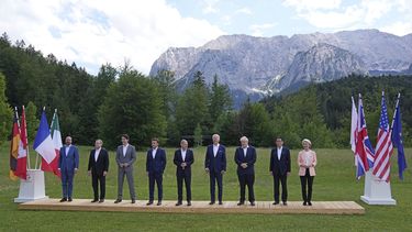 Los líderes del G7 de izquierda a derecha, el presidente del Consejo Europeo, Charles Michel, el primer ministro italiano, Mario Draghi, el primer ministro canadiense, Justin Trudeau, el presidente francés, Emmanuel Macron, el canciller alemán, Olaf Scholz, el presidente estadounidense, Joe Biden, el primer ministro británico, Boris Johnson, el primer ministro japonés, Fumio Kishida y La presidenta de la Comisión Europea, Ursula von der Leyen, posa durante la foto grupal oficial del G7 en Castle Elmau en Kruen, cerca de Garmisch-Partenkirchen, Alemania, el domingo 26 de junio de 2022. El Grupo de los Siete principales poderes económicos se reúne en Alemania para su reunión anual de domingo a martes.&nbsp;
