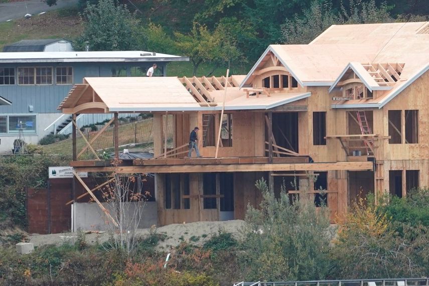 Contratistas trabajan en la construcción de una vivienda en el centro del país.