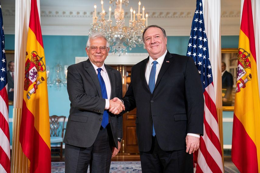 El ministro español de Exteriores, Josep Borrell (izq), y el secretario de Estado de EEUU, Mike Pompeo (dcha), posan para una fotografía tras reunirse este lunes en el Departamento de Estado, en Washington, DC.