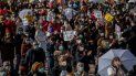 Manifestantes se reúnen el domingo 29 de noviembre de 2020 durante una protesta con el fin de exigir más recursos para el sistema de salud pública, en Madrid. Manifestantes se reúnen el domingo 29 de noviembre de 2020 durante una protesta con el fin de exigir más recursos para el sistema de salud pública, en Madrid.
