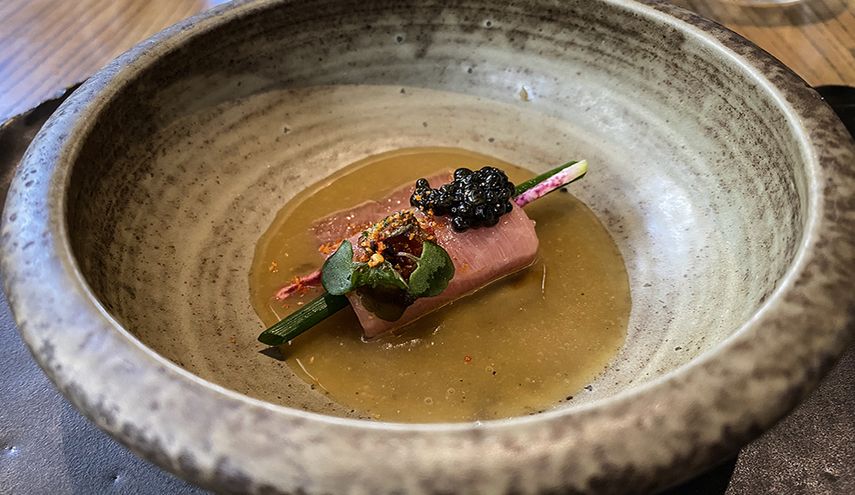Tuna, caviar, en salsa ponzu con miel.