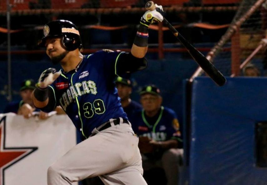 El jugador, quien pertenece a los Cerveceros en las Grandes Ligas, será trasladado a Milwaukee para ser operado.