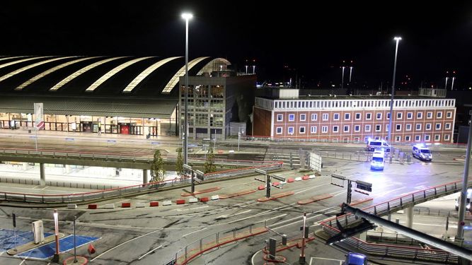 Vehículos policiales cortan el acceso al aeropuerto de Hamburgo durante una operación el sábado 4 de noviembre de 2023, en Hamburgo, Alemania.&nbsp;