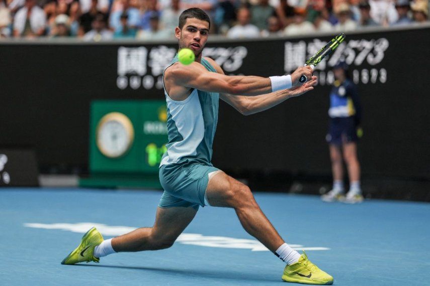 El español Carlos Alcaraz devuelve el balón al japonés Yoshihito Nishioka durante su partido individual masculino en el cuarto día del torneo de tenis Abierto de Australia en Melbourne el 15 de enero de 2025.&nbsp;