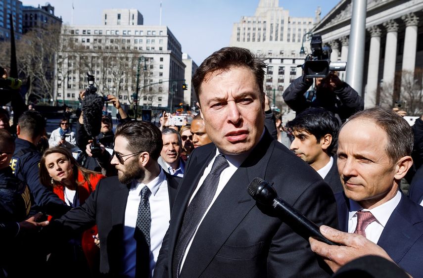 Elon Musk (cen.), dofundador de Tesla, responde a preguntas de los medios a su salida de un Tribunal Federal en Nueva York, el 4 de abril de 2019.&nbsp;