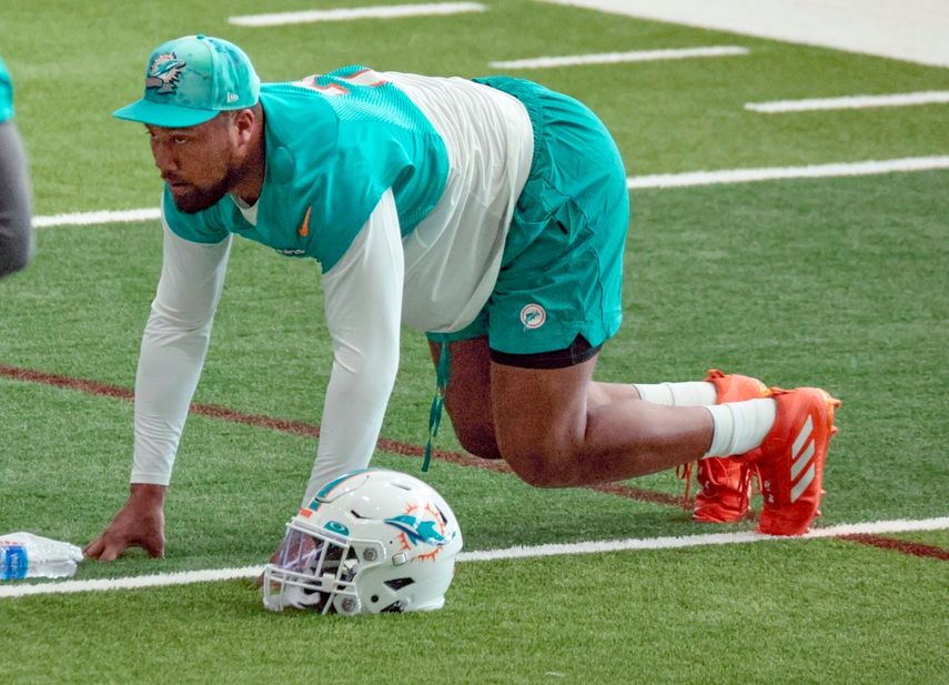 El linebacker de los Dolphins de Miami Bradley Chubb calienta durante un entrenamiento con el equipo el miércoles 2 de noviembre del 2022.&nbsp;
