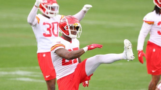 Chamarri Conner, de los Chiefs de Kansas City, calienta durante una práctica previa al Super Bowl 59, el 6 de febrero de 2025.