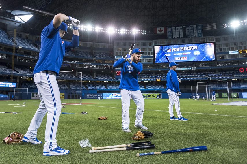 En foto del 7 de octubre del 2015 los Azulejos de Toronto se preparan en un entrenamiento de bateo en el Rogers Centre en Toronto.