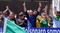 El presidente de Brasil, Jair Bolsonaro, agradece a sus simpatizantes, junto a su esposa, Michelle de Paula Firmo Reinaldo Bolsonaro, durante un mitin por el Día de la Independencia en Brasilia, el martes 7 de septiembre de 2021. 