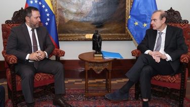El ministro de Exteriores del régimen de Nicolás Maduro en Venezuela, Yván Gil, con el subsecretario de Exteriores de la Unión Europea, Enrique Mora.