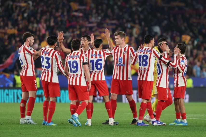 Jugadores del Atlético de Madrid celebran luego de vencer al Barcelona en un partido de la Champions League, el 8 de abril de 2026.