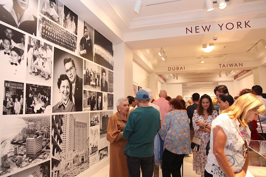 Fanny Seinuk, a la izquierda, junto a varias fotos de Ysrael en exposición. 