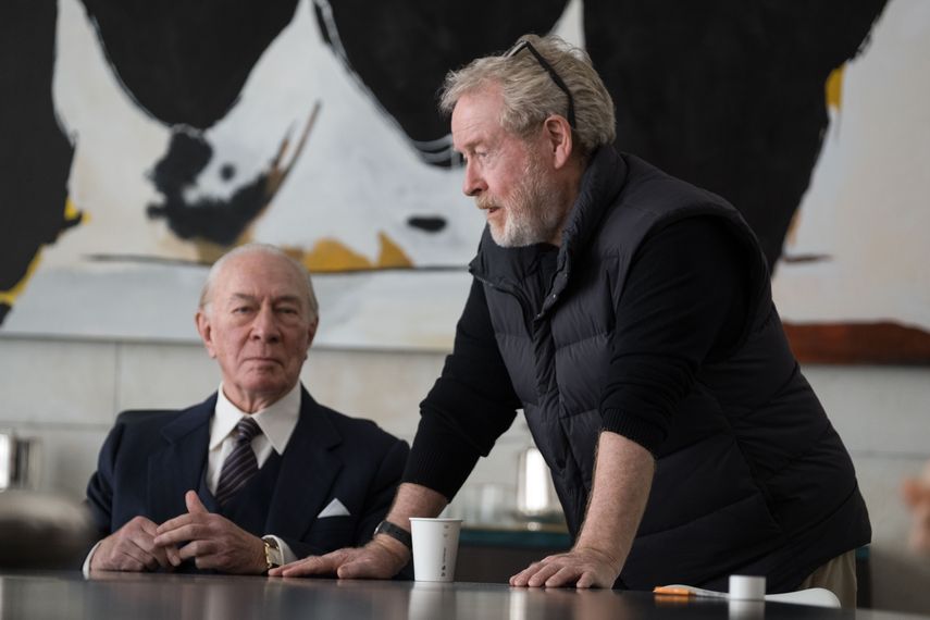 El director Ridley Scott dirigiendo al actor Christopher Plummer  durante el rodaje de la película All the Money in the World.