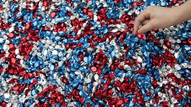 Detalle de la obra Sin título (USA Today) 1990 de Félix González-Torres, en la exposición Objetos específicos sin forma específica en el Museo de Arte Moderno MMK de Fráncfort del Meno, Alemania.&nbsp;