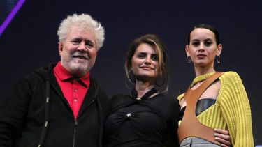 En esta foto de archivo tomada el 8 de octubre de 2021, el director Pedro Almodóvar, las actrices Penélope Cruz y Milena Smit asisten a la conferencia de prensa de Madres Paralelas en el 59 Festival de Cine de Nueva York en The Film Society of Lincoln Center. El el cine español se reunirá el 12 de febrero de 2022 para entregar sus Premios Goya.