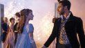 En esta imagen difundida por Netflix, Phoebe Dynevor, a la izquierda, y Rege-Jean Page en una escena de Bridgerton. En esta imagen difundida por Netflix, Phoebe Dynevor, a la izquierda, y Rege-Jean Page en una escena de Bridgerton.