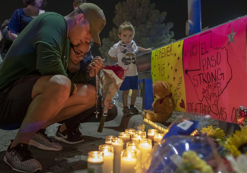 &nbsp;Rene Aguilar y Jackie Flores rezan en un memorial para las víctimas de un tiroteo en El Paso, Texas, el domingo 4 de agosto de 2019.&nbsp;