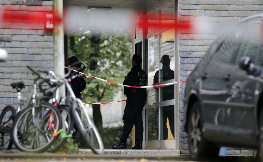 Autoridades&nbsp;policiales frente a un edificio donde cinco ni&ntilde;os fueron encontrados muertos en un apartamento el 3 de septiembre de 2020 en la ciudad de Solingen, en el oeste de Alemania.&nbsp;