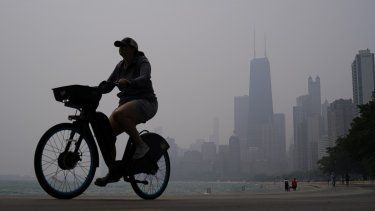 Una persona monta una bicicleta junto a la orilla del lago Michigan, el martes 27 de junio de 2023, en Chicago.&nbsp;
