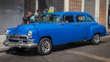 Decenas de personas pelean por subirse a los escasos taxis que se detienen a recoger pasajeros.&nbsp;