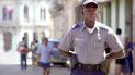 Un agente de la Policia cubana vigila una calle en La Habana. Un agente de la Policia cubana vigila una calle en La Habana.
