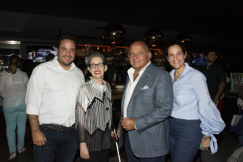 De izquierda a derecha, Mashud Mezerhane, Ana Martínez, de la Fundación del Miami Dade College; Nelson J. Mezerhane G., editor de Diario Las Américas y presidente del Grupo Mezerhane, y Malala Mezerhane, directora de la Fundación Mezerhane. 