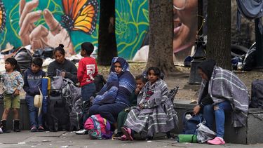 Mgrantes acampan frente a la iglesia de la Santa Cruz y La Soledad, el martes 26 de diciembre de 2023, en la Ciudad de México.&nbsp;